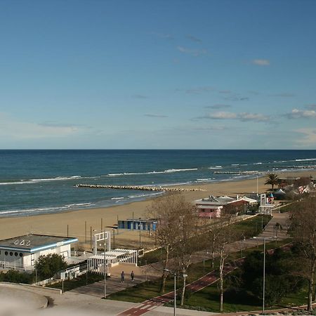 Hotel Holiday Pescara Esterno foto