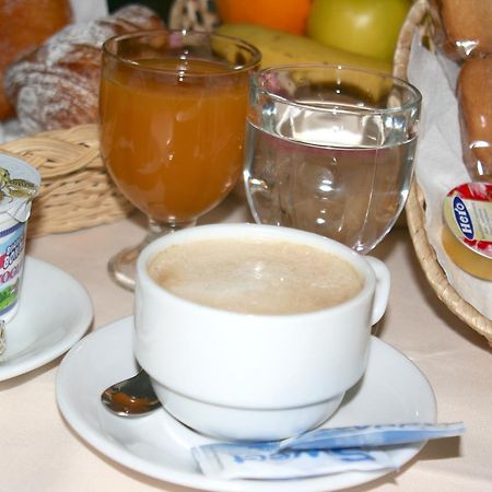 Hotel Holiday Pescara Esterno foto