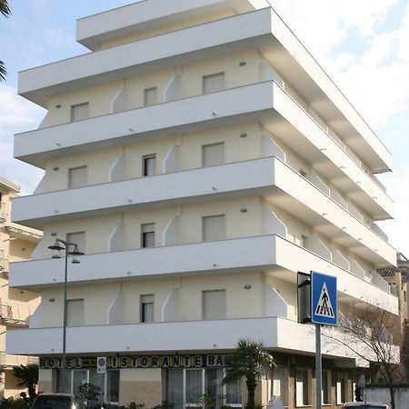 Hotel Holiday Pescara Esterno foto
