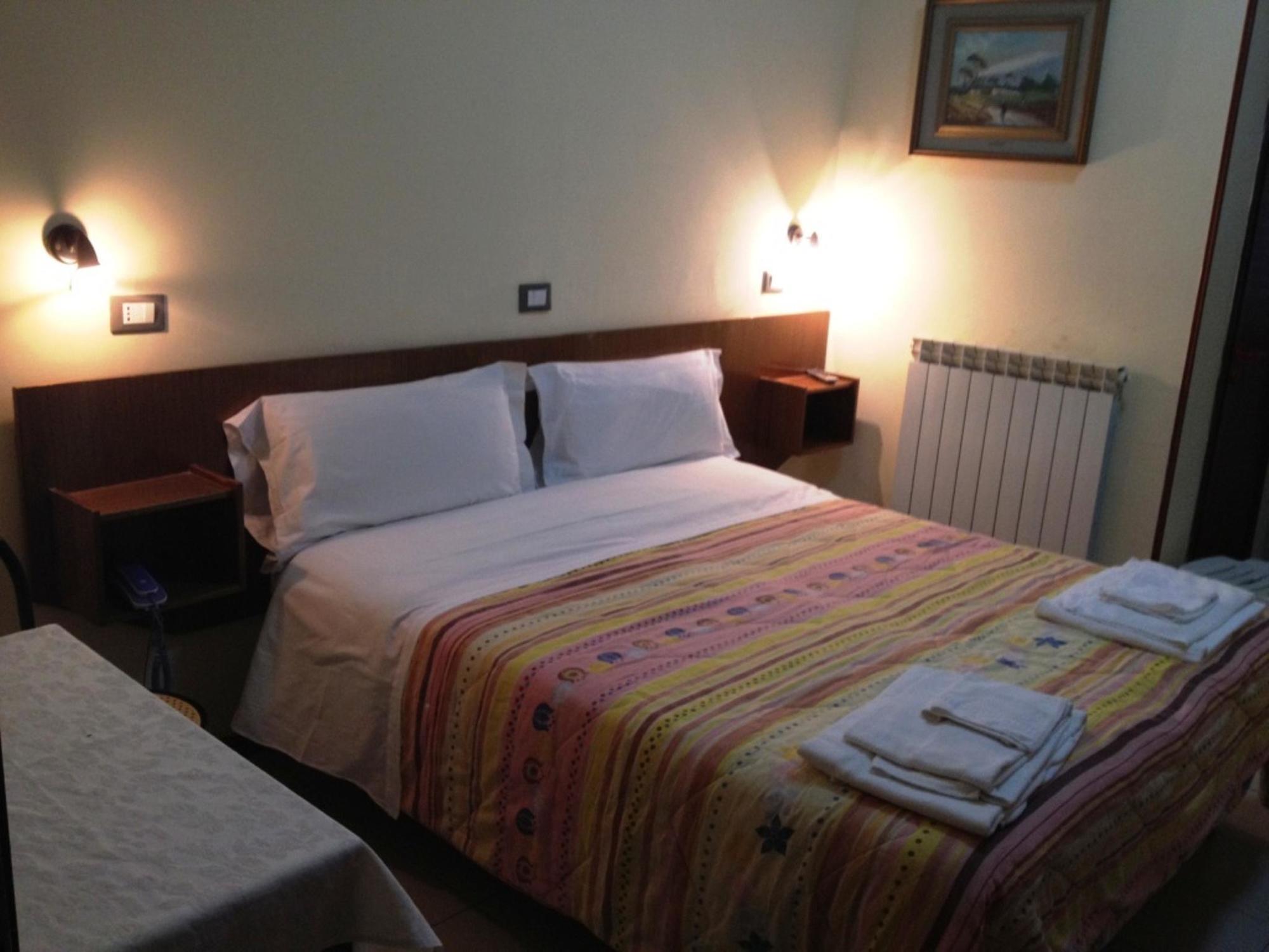 Hotel Holiday Pescara Esterno foto