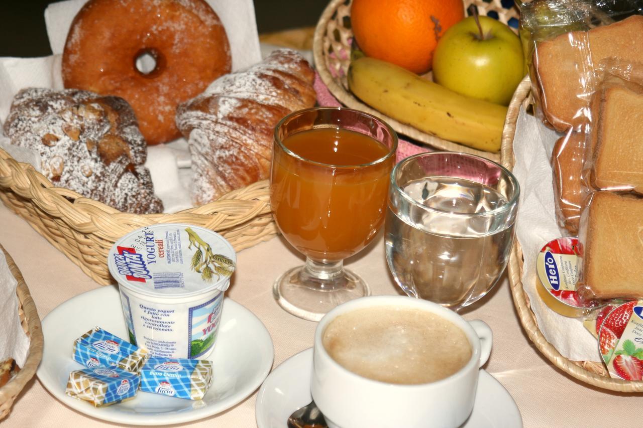 Hotel Holiday Pescara Esterno foto