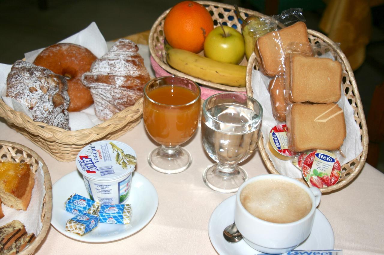 Hotel Holiday Pescara Esterno foto