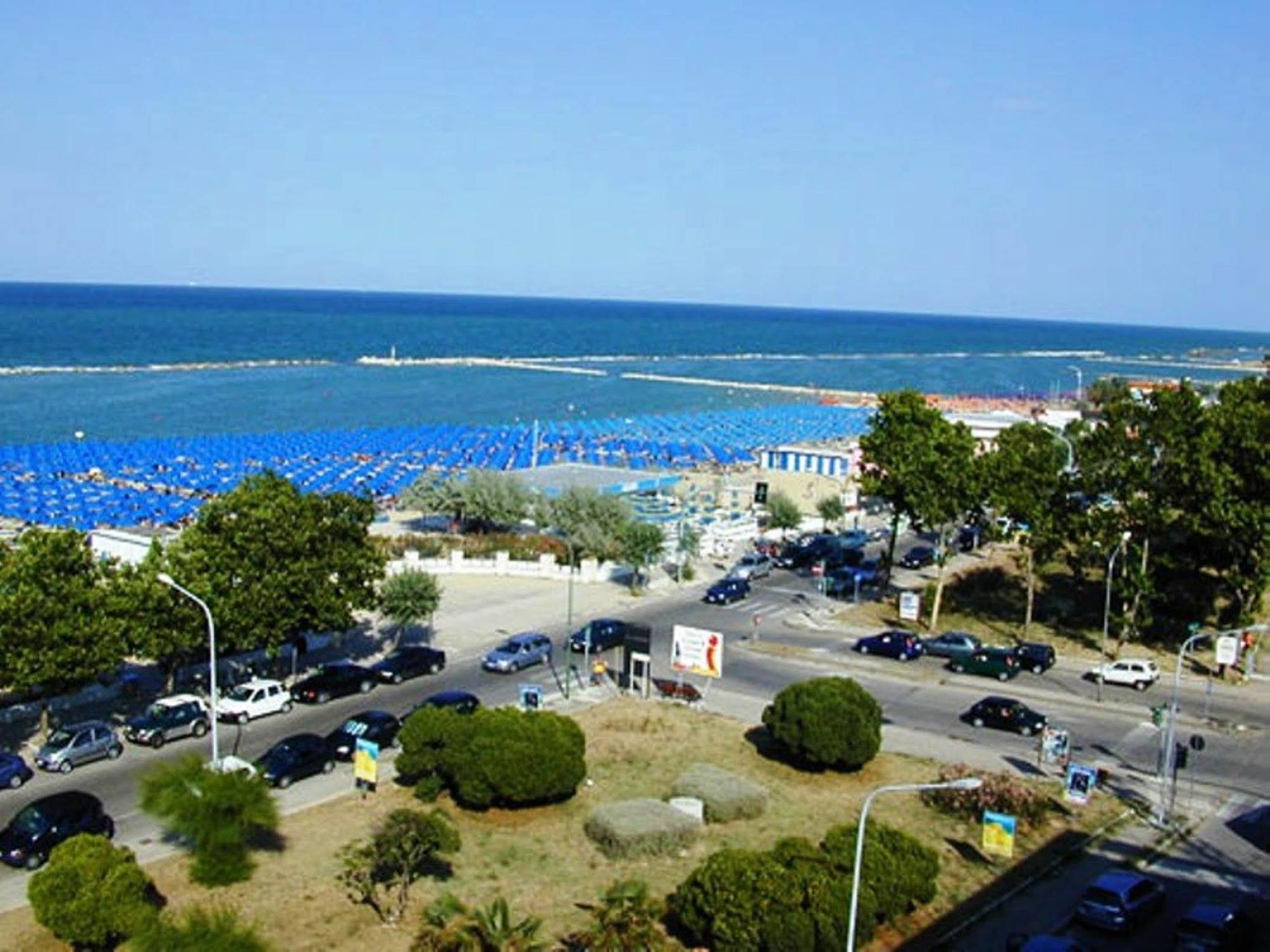 Hotel Holiday Pescara Esterno foto