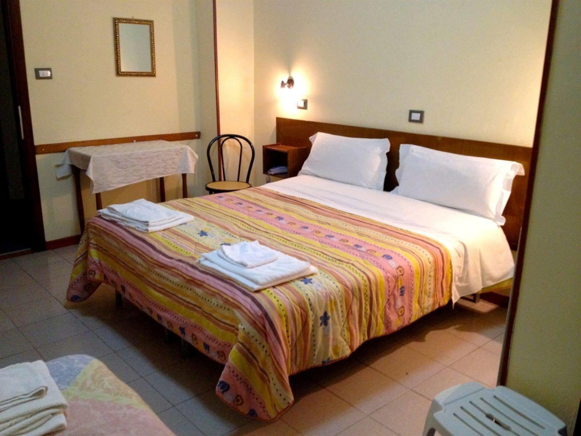 Hotel Holiday Pescara Esterno foto
