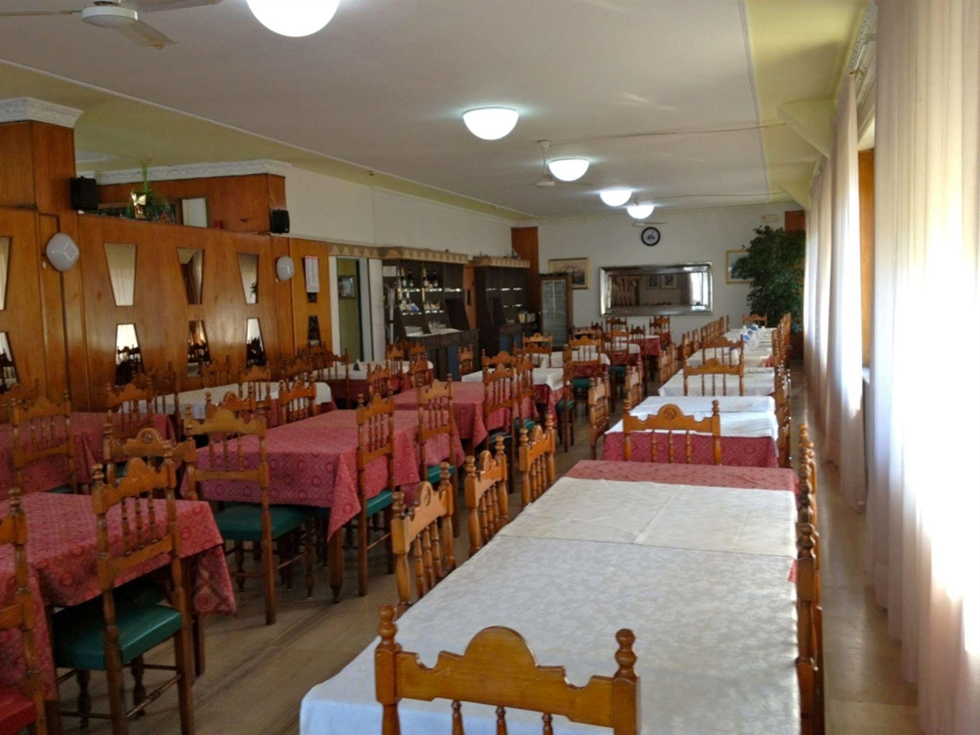Hotel Holiday Pescara Esterno foto