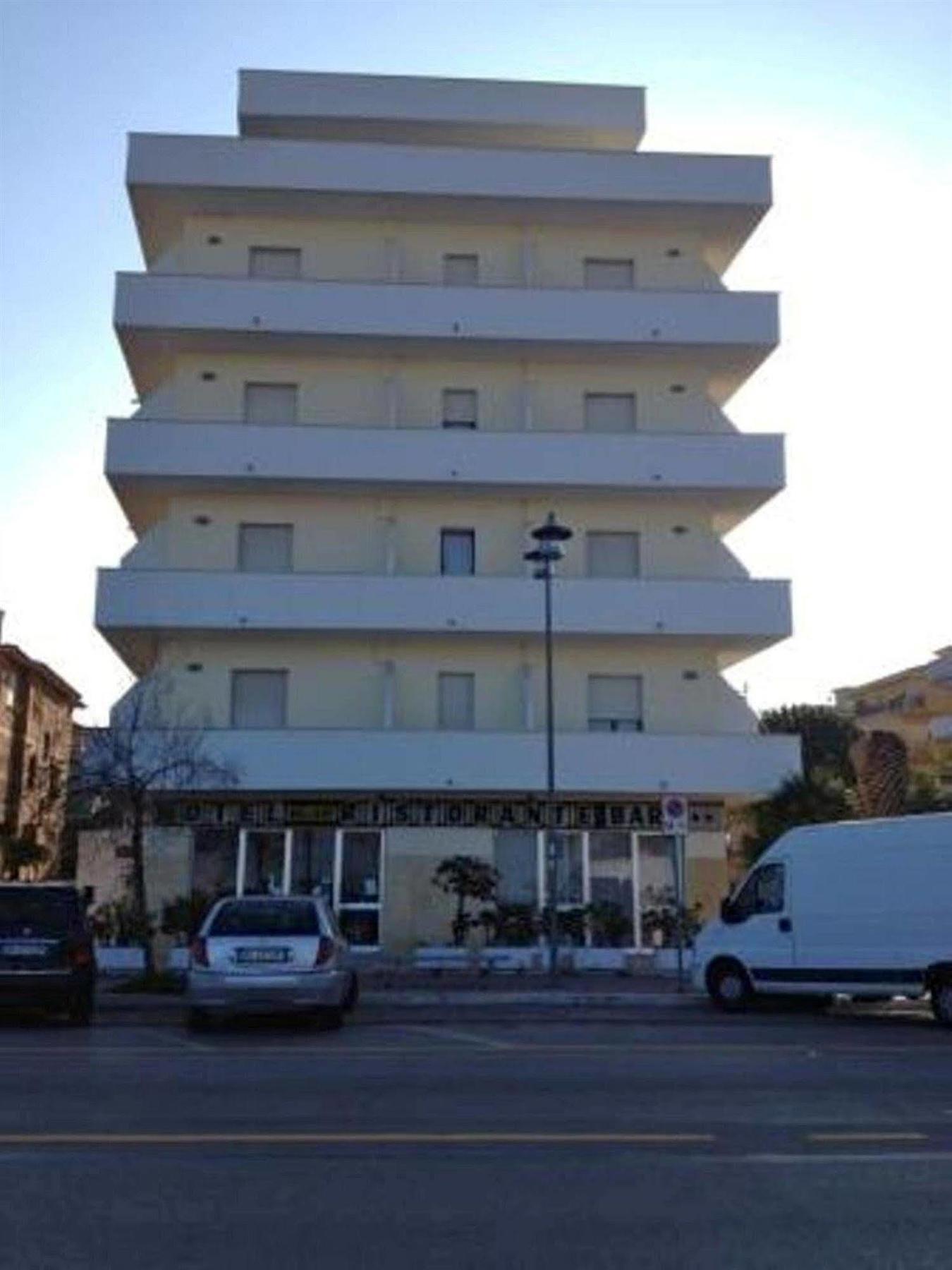 Hotel Holiday Pescara Esterno foto